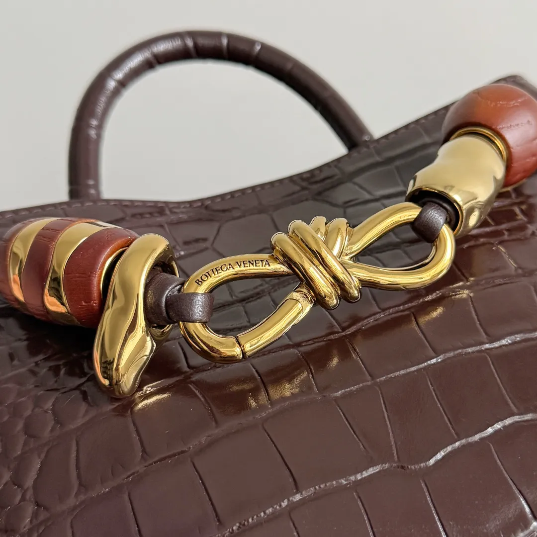 Batch 2880 BOTTEGA VENETA crocodile leather mini andiamo is paired with a four-piece oak hardware set, making the entire bag more layered. As a classic model of the BV family, each innovation brings different surprises to fans. There are three ways to carry it with different makeup. Crocodile skin is called the gold in leather and is famous for its top luxury and rarity. During use, the luster of the crocodile skin will not fade or fade with time. No matter how long it is used, it will still remain new. And because each crocodile skin is different, the effect of each crocodile leather bag is different. Style number: 777614+wood hardware Size: 22*15.5*9cm